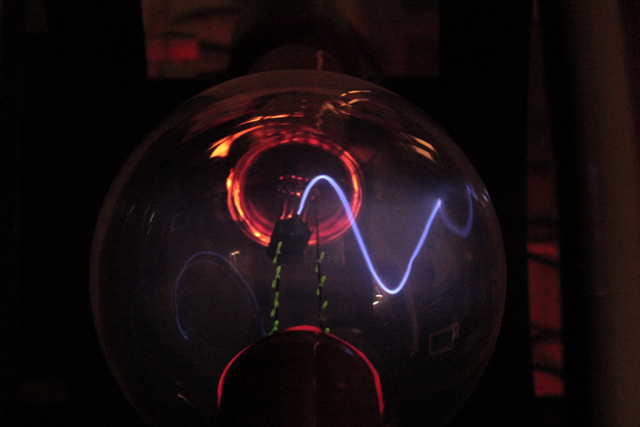 Foto einer spiraligen Elektronenbahn im Fadenstrahlrohr.