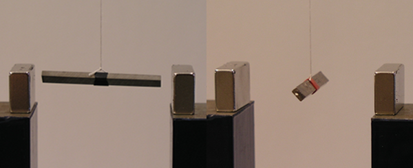 Fotos von Stäbchen aus Wolfram (links) und Wismut (links) im Magnetfeld.