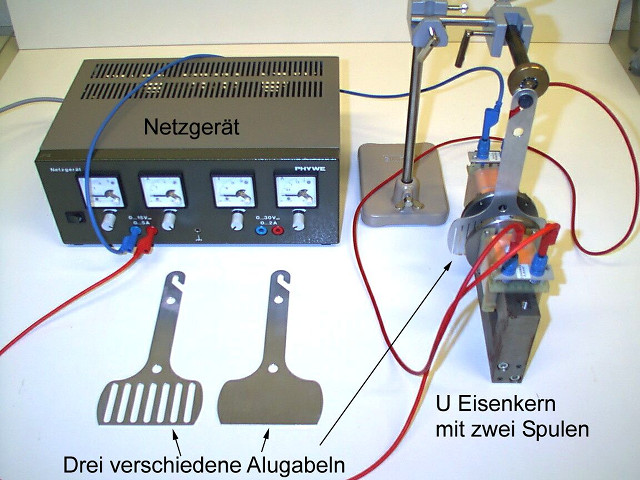 Aufbau des Waltenhofschen Pendels mit Pendelscheiben, Netzteil und Elektromagnet.