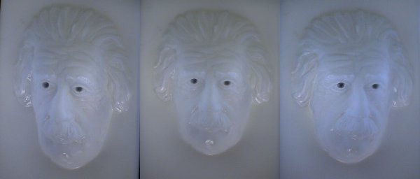 Fotos eines Einsteinreliefs aus verschiedenen Richtungen.