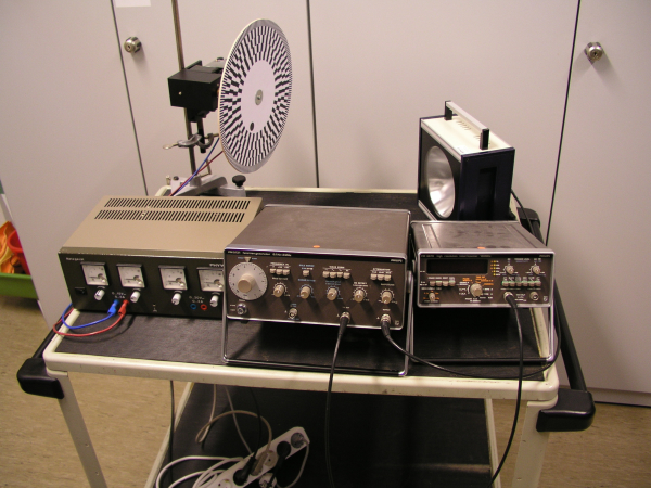 Foto des Versuchszubehörs. Noniusscheibe, Stroboskop, Netzgerät, Frequenzgenerator, Frequenzzähler.