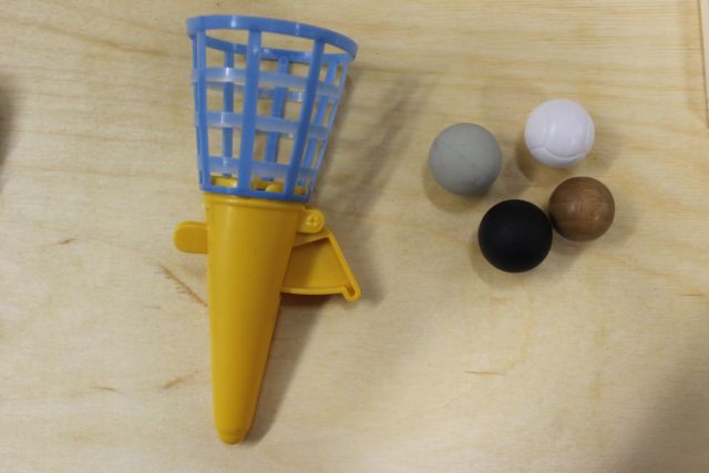 Foto eines Fang den Ball Spieles mit unterschiedlichen Bällen.