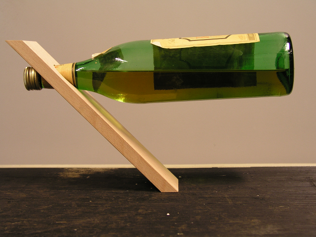 Foto eines Weinflaschenhalters mit dem eine Flasche balanciert wird.
