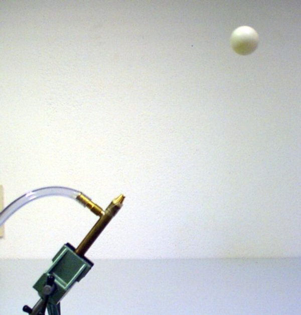 Foto eines Tischtennisballes, der in einem Luftstrom schwebt.