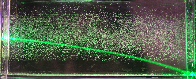 Bild eines Laserstrahls der unter einem Winkel durch eine Flüssigkeit mit einem Brechungsindexgradienten verläuft.