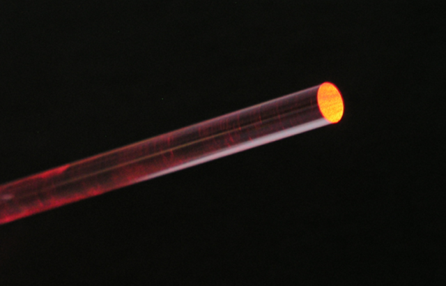 (Foto) Ungeschliffenes Ende eines Glasstabs der laserlicht führt.