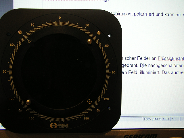 Foto eines Polarisators vor einem PC-Bildschirm.