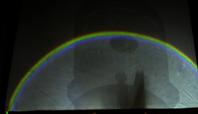 Foto eines künstlichen Regenbogens im Hörsaal.