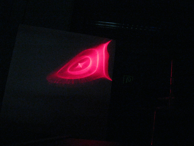 Reflexion eines Lasers an einer schwingenden Seifenlamelle.