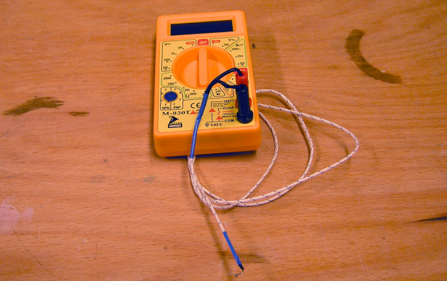 Foto eines Multimeters mit Eingang für ein Thermoelement.