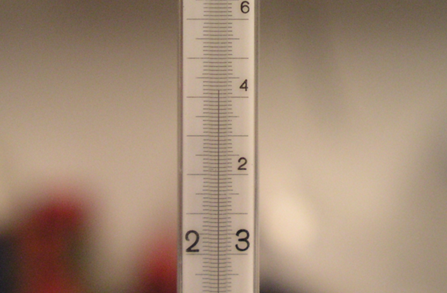 Das Foto zeigt ein hochauflösendes Quecksilberthermometer bei einer Temperatur von 23,42°C.