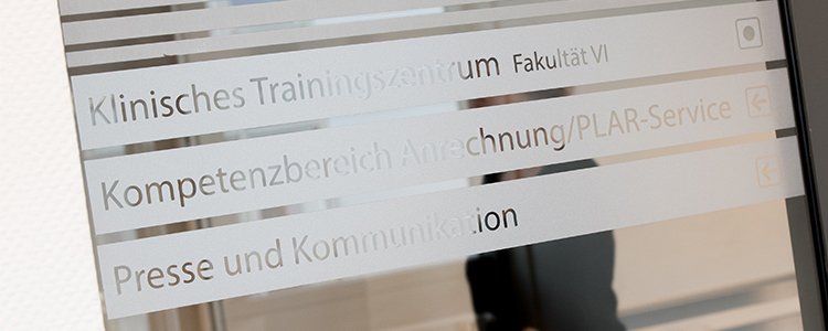 Türbeschriftung zum Klinischen Trainingszentrum