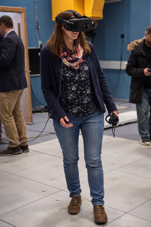 Juliane mit einer Virtual Reality-Brille