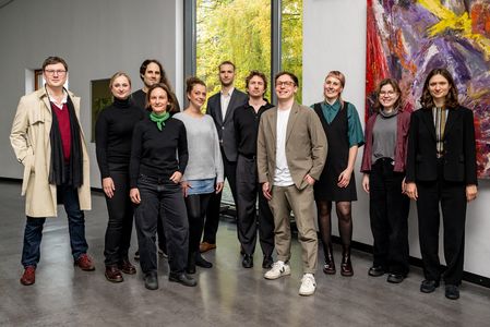 Gruppenfoto der Abteilung Ethik in der Medizin; das bild zeigt von Links nach rechts Mark Schweda, Kim Meilin Kulaczewski, Matthias Hauer, Julia Demirdizen, Lena Stange, Simon Gerhards, Eike Buhr, Niklas Ellerich-Groppe, Lena Dörmann, Gesine Buurman und Eva Katharina Boser