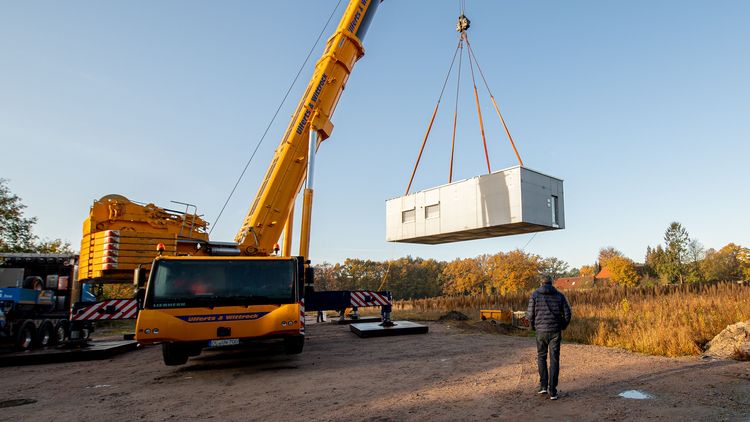 Container hängt am Kran.