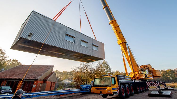 Container schwebt in der Luft