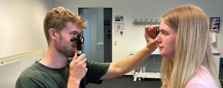 Augenheilkunde aneinander üben