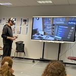 Studierender mit VR-Brille