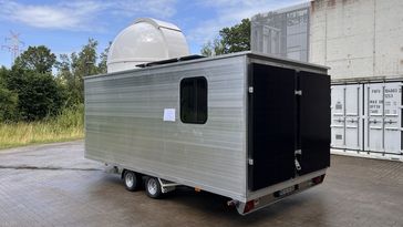 The photo shows the Tiny Observatory from behind. The photovoltaic system and the dome can also be recognised.