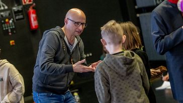 Volker Schindel in conversation with pupils