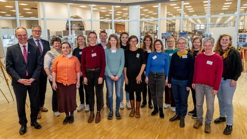 The photo shows University President Prof Dr Ralph Bruder, Vice President Jörg Stahlmann and the participants of the conference.
