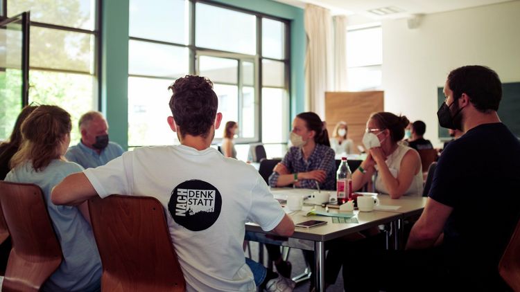 The photo shows participants of the last NachDenkstatt (2022).