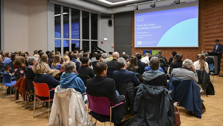 Das Bild zeigt das Publikum bei der Preisverleihung.