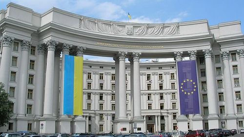 Das Bild zeigt das ukrainische Außenministerium. Vor dem Gebäude wehen je eine große Ukraine- und Europaflagge.