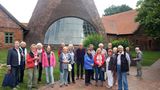Group picture in front of the Gernheim glassworks