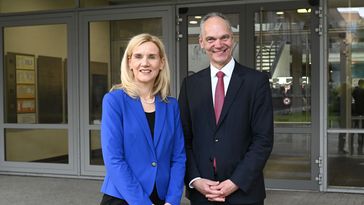 Zwei Personen stehen vor der Glasfront des Marum-Gebäudes in Bremen.
