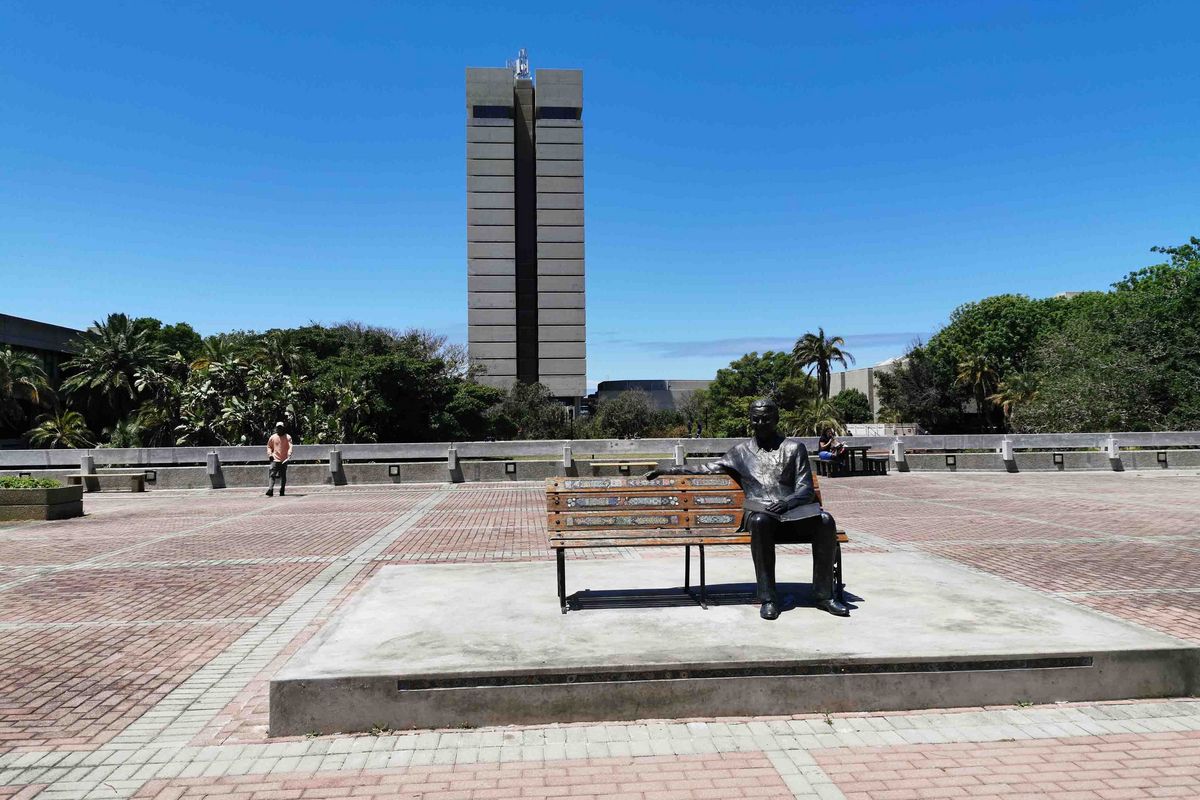 Campus der Nelson Mandela University mit Mandela-Denkmal
