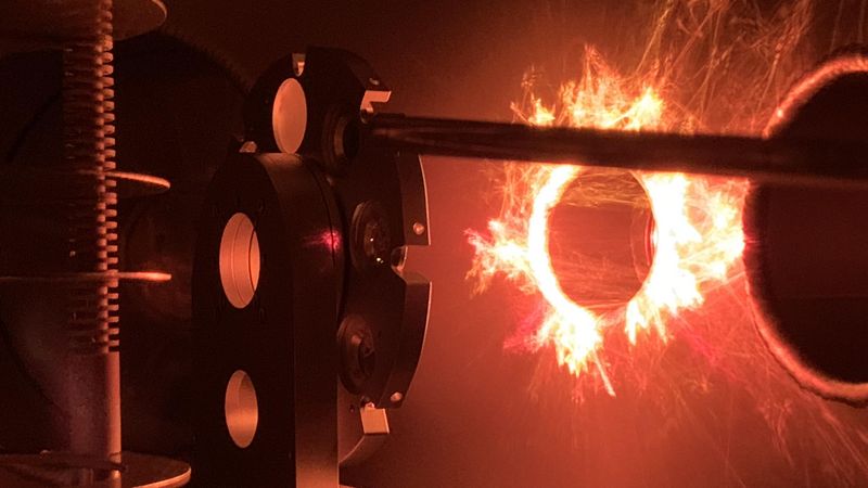 Der Versuchsaufbau besteht aus einem Elektronenspektrometer, ein sogenanntes Filterrad und Lichterscheinungen, die an ein Feuer erinnern.