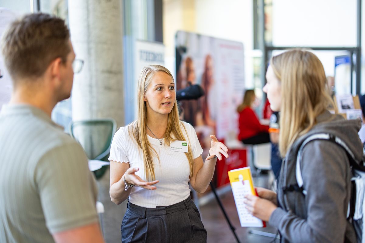 Unternehmensvertreter*in erklärt