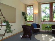 Foto C3L Hochschulambulanzen - Räumlichkeiten - Therapieraum mit 2 Stühlen