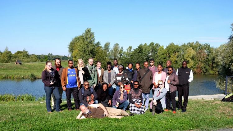 Gruppenbild von Teilnehmern der Summer School im Park Links der Weser