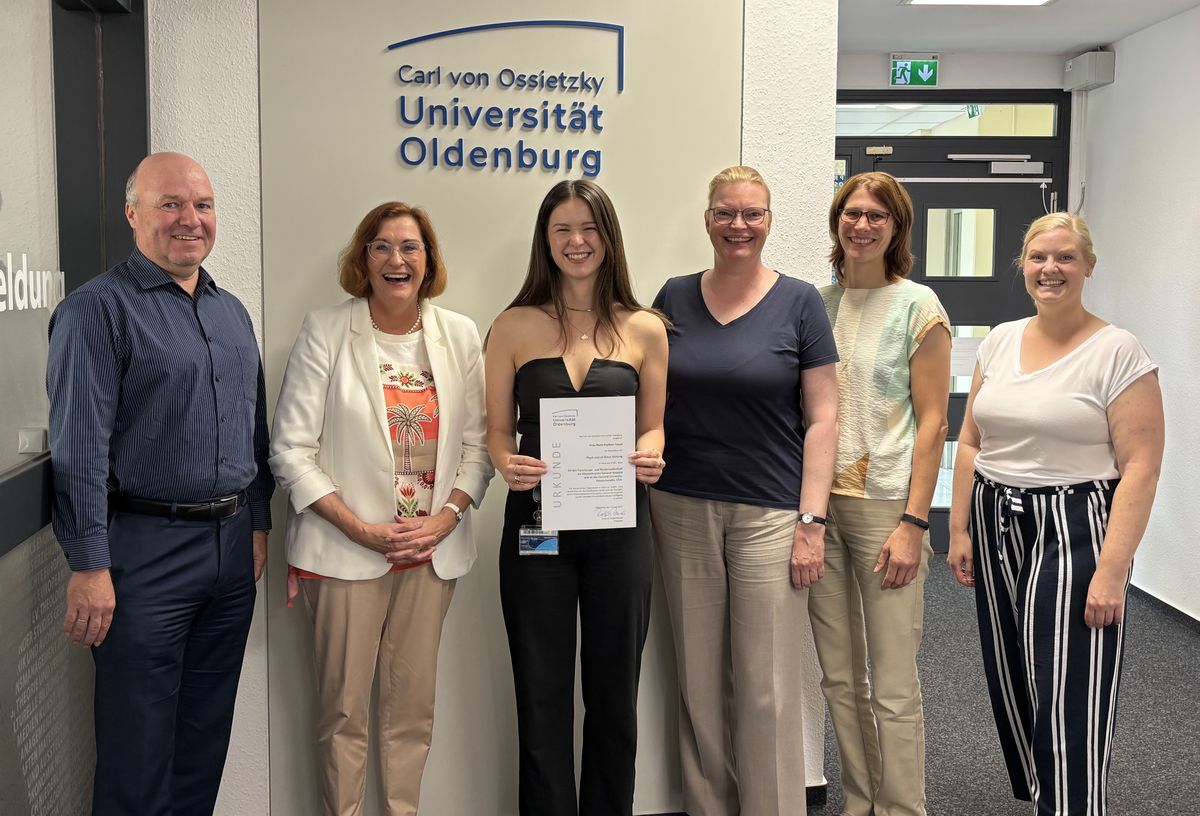 Übergabe des Biava-Zuschusses an eine Studierende der Universität Oldenburg. Gruppe bei der Preisverleihung. 