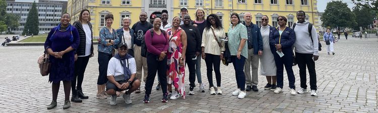 Delegation der NMU vor dem Oldenburger Schloss