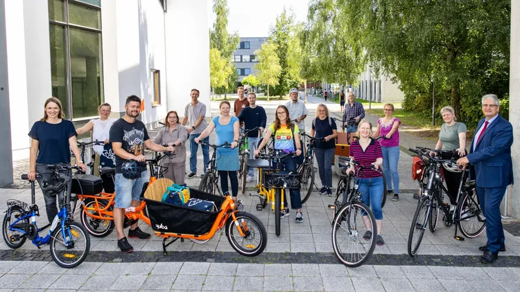 Uni-Mitabeitende präsentieren mehr als ein Dutzend verschiedene Campus-Räder, darunter Stadträder, Tourenräder, Klappfahrräder und Lastenräder.