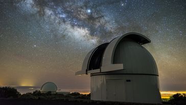 In the foreground you can see the open dome of a telescope, in the background the still slightly reddish evening sky, in which the Milky Way can already be seen in all its glory.