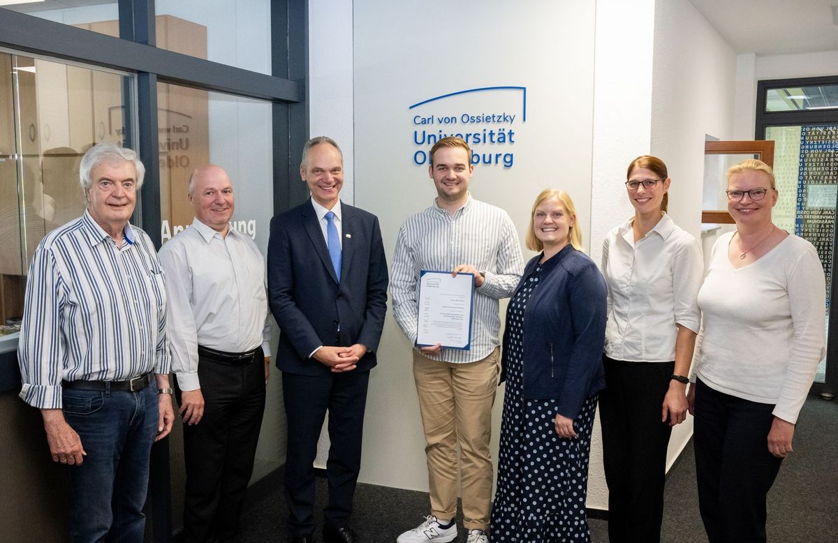 Übergabe des Biava-Zuschusses an einen Studierenden der Universität Oldenburg. Gruppe bei der Preisverleihung. 