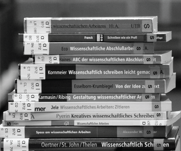 Aufeinander gestaplete Bücher aus UOL-Bibliothek, in Schwazr/Weiß