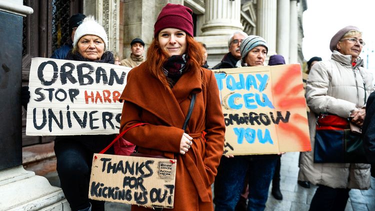 Foto, dass Menschen mit Schildern und zeigt, die in Budapest im November 2018 für den Erhalt der Central European University demonstrieren.
