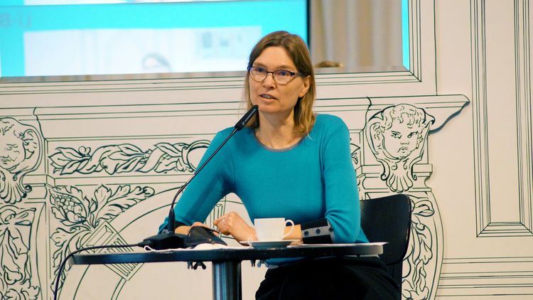 Picture of the Germanist Silke Pasewalck while participating in a panel discussion at an event.