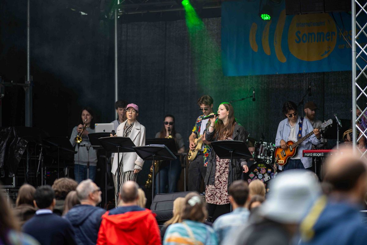 Eine Band performt auf der Bühne.