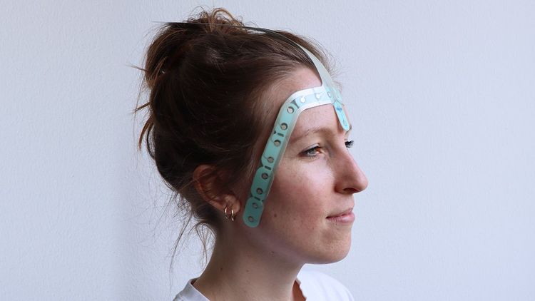 Eine junge Frau trägt die neue EEG-Messvorrichtung