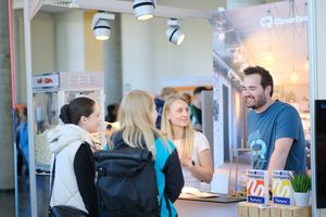 Ausstellende im Gespräch mit Besuchenden