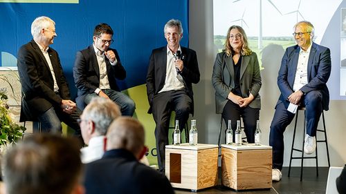 Wie bei der Podiumsdiskussion des Windstudiums wird auch bei den Jubiläumsveranstaltungen intensiv diskutiert: Unter anderem über die Bildung der Zukunft, Future Readiness oder ein sicheres und sozial gerechtes Energiesystem. 