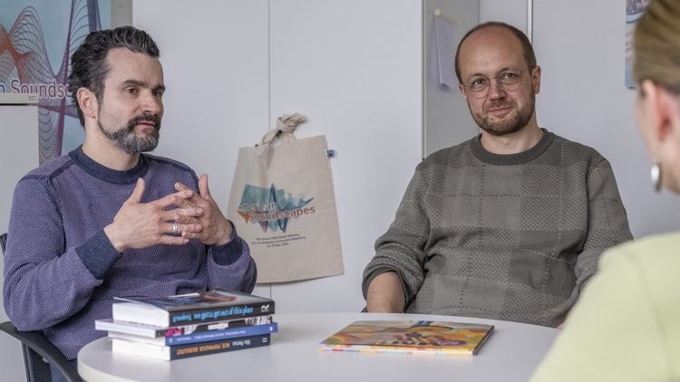 The picture shows Martin Butler and Mario Dunkel. Butler gesticulates while explaining something. Dunkel looks to the interviewer.