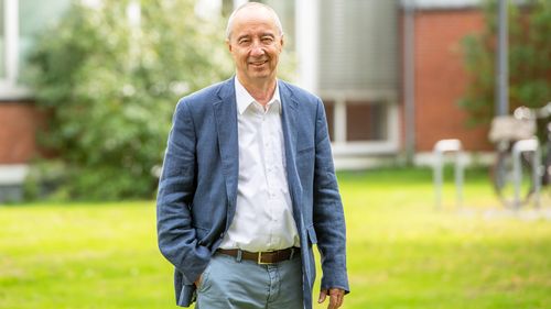 Portrait photo of Prof Dr Gerd Hentschel