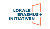 Logo der Lokalen Erasmus+ Initiativen. Es besteht aus dem dunkelblauen Text "Lokale Erasmus+ Initiativen", links ist ein orangefarbener Rahmen, der perspektivisch verzerrt ist und an eine Tür erinnert. Das + aus dem Schriftzug ist an der Stelle einer Türklinke platziert. 